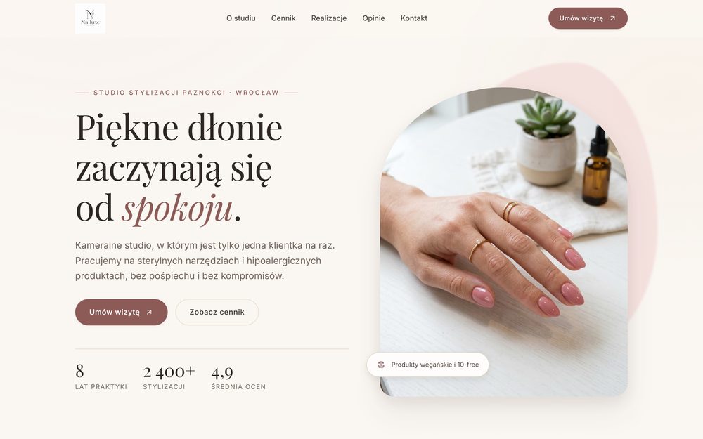 Sekcja główna strony Nailuxe — jasna, elegancka strona studia stylizacji paznokci